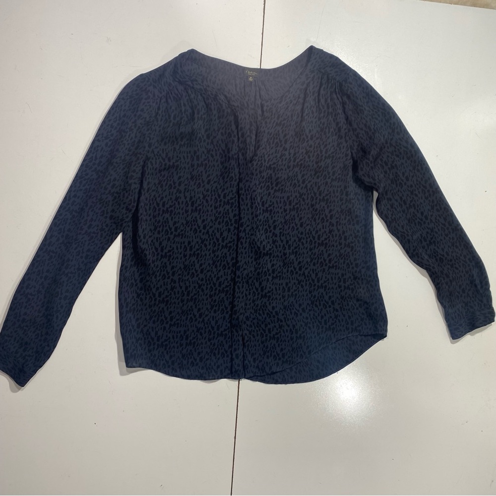 Babaton‎ Aritzia Gray & Black Leopard/Cheetah Print Silk Button Down Shirt M